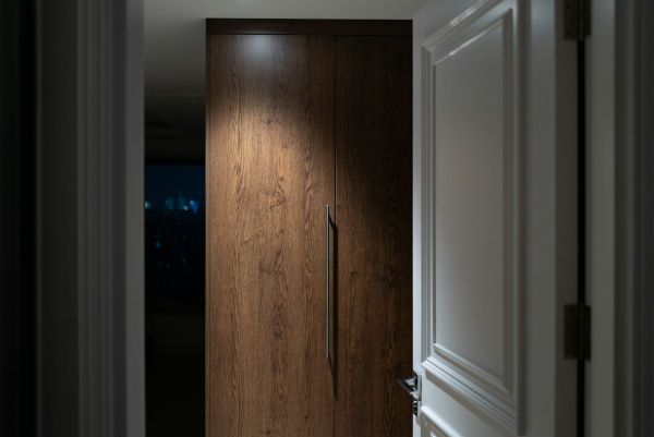 Les meilleures bandes adhésives pour améliorer l'isolation des portes